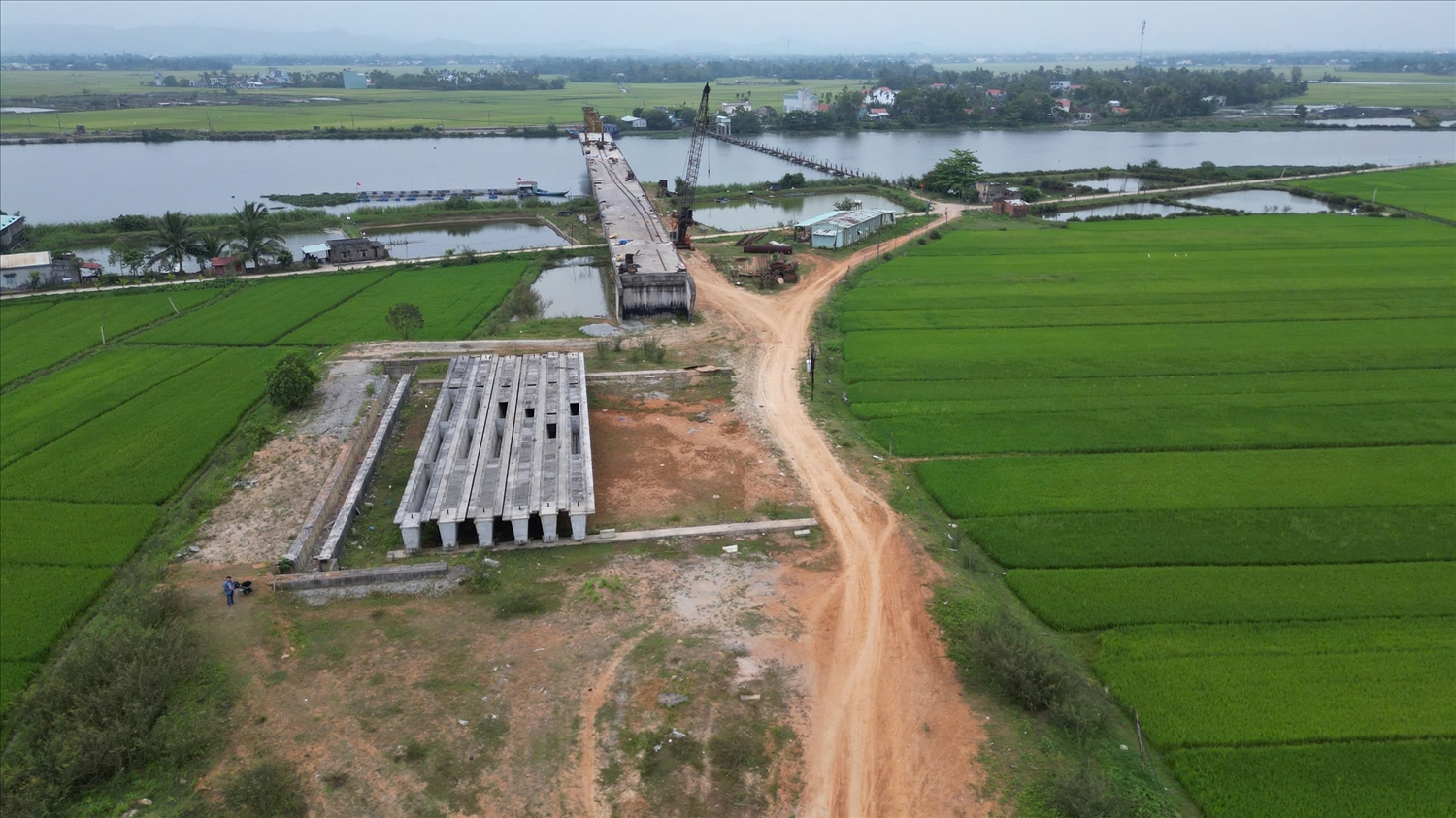 Dự án cầu Tam Tiến khởi công từ tháng 12/2020 và dự kiến hoàn thành cuối năm 2022, nhưng đến nay vẫn còn dang dở.