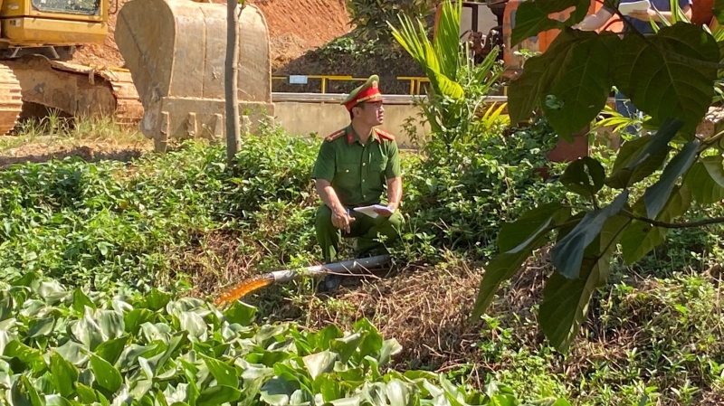 Công an tiếp cận một đường ống dẫn nước thải ra ngoài môi trường.