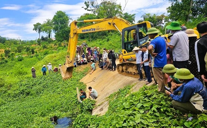 Lực lượng chức năng kiểm tra phát hiện đường ống ngầm xả thải ra đập tràn