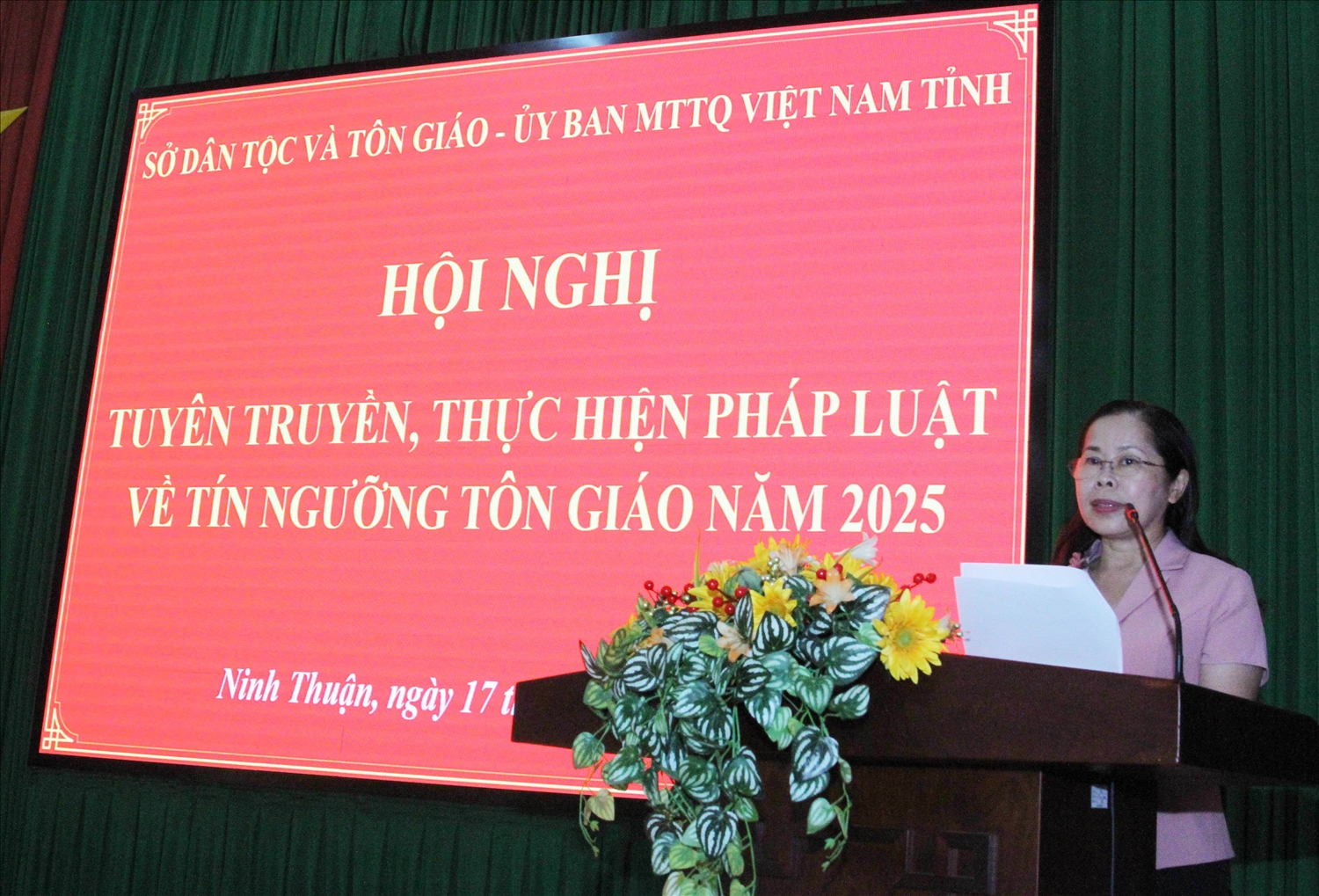 Bà Phạm Thị Bích Hà, Phó Chủ tịch Ủy ban MTTQ Việt Nam tỉnh phát biểu khai mạc Hội nghị.