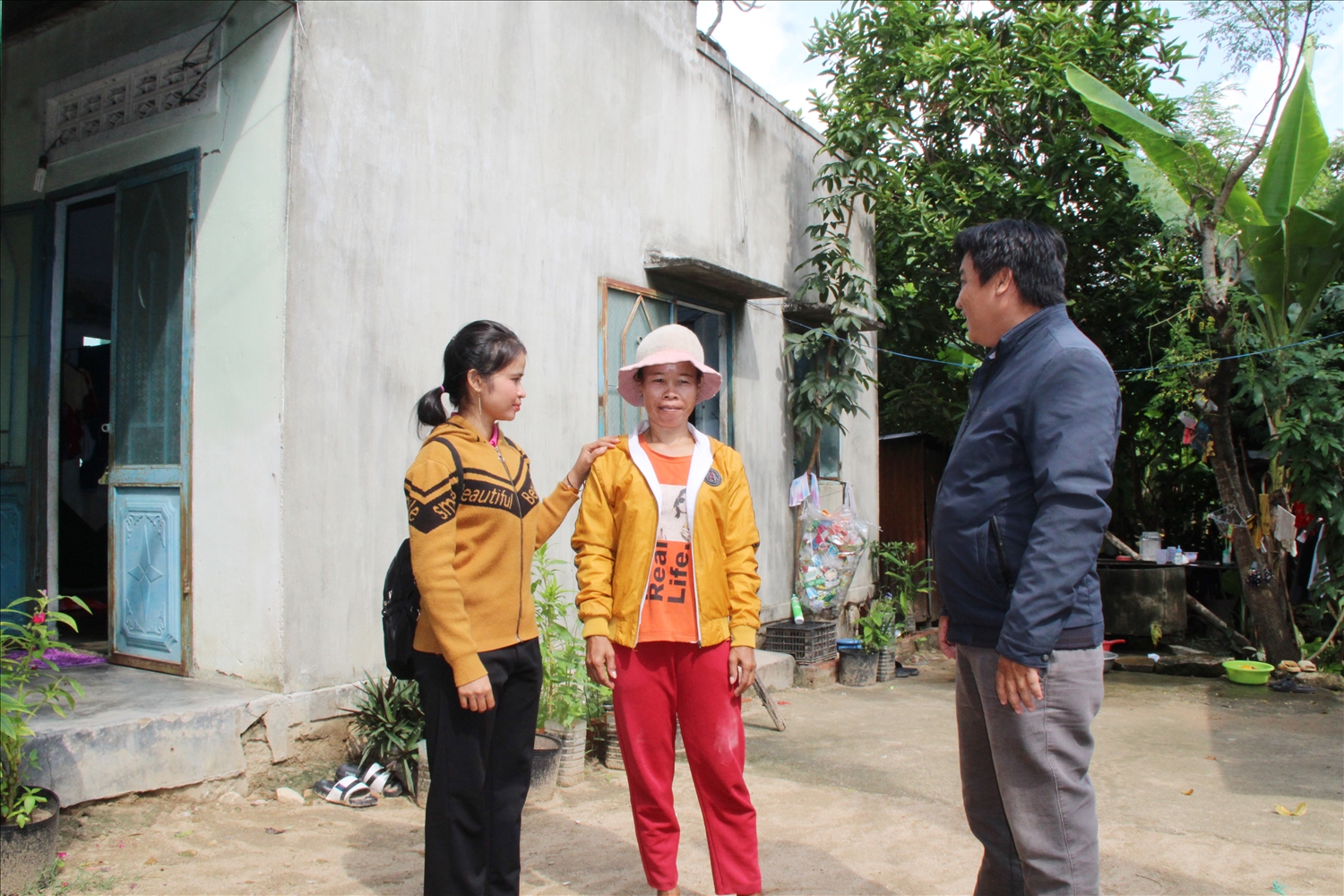 Cán bộ xã Phước Kháng (Thuận Bắc) thường xuyên tuyên truyền, giúp người dân nắm bắt các chủ trương, đường lối chính sách của Đảng, pháp luật của Nhà nước.