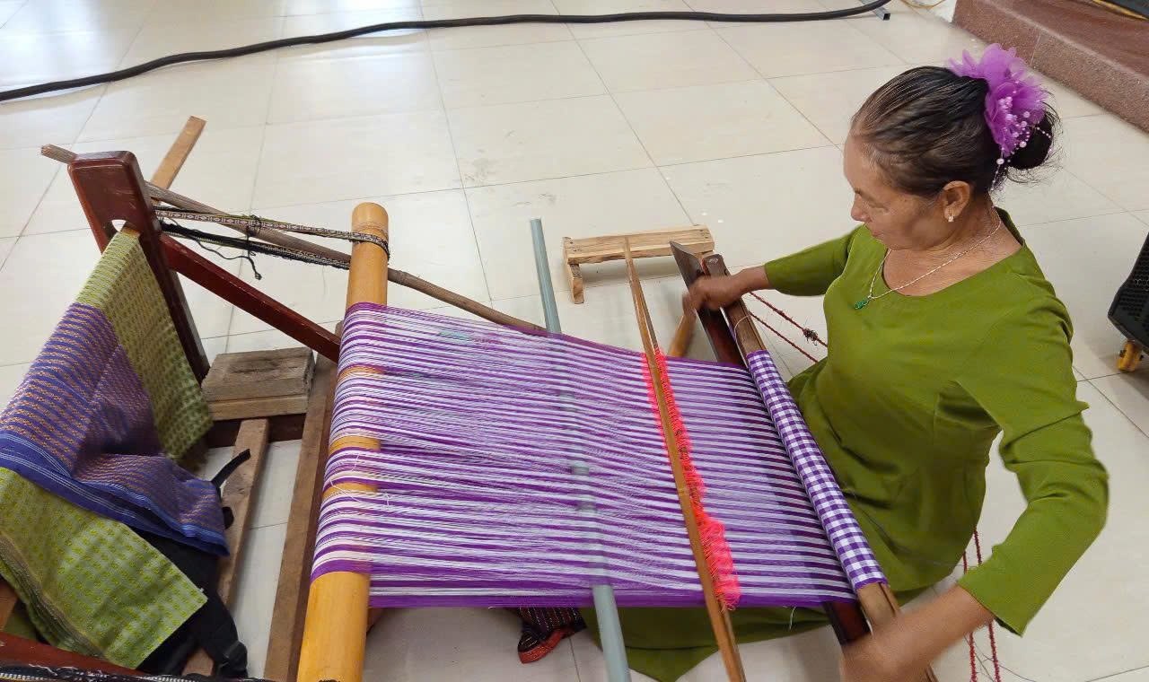 Nghệ nhân Quảng Thị Tám (62 tuổi) trình diễn nghề dệt thổ cẩm của làng dệt Mỹ Nghiệp thôn Phước Dân, xã Ninh Phước, huyện Ninh Phước, tỉnh Ninh Thuận.