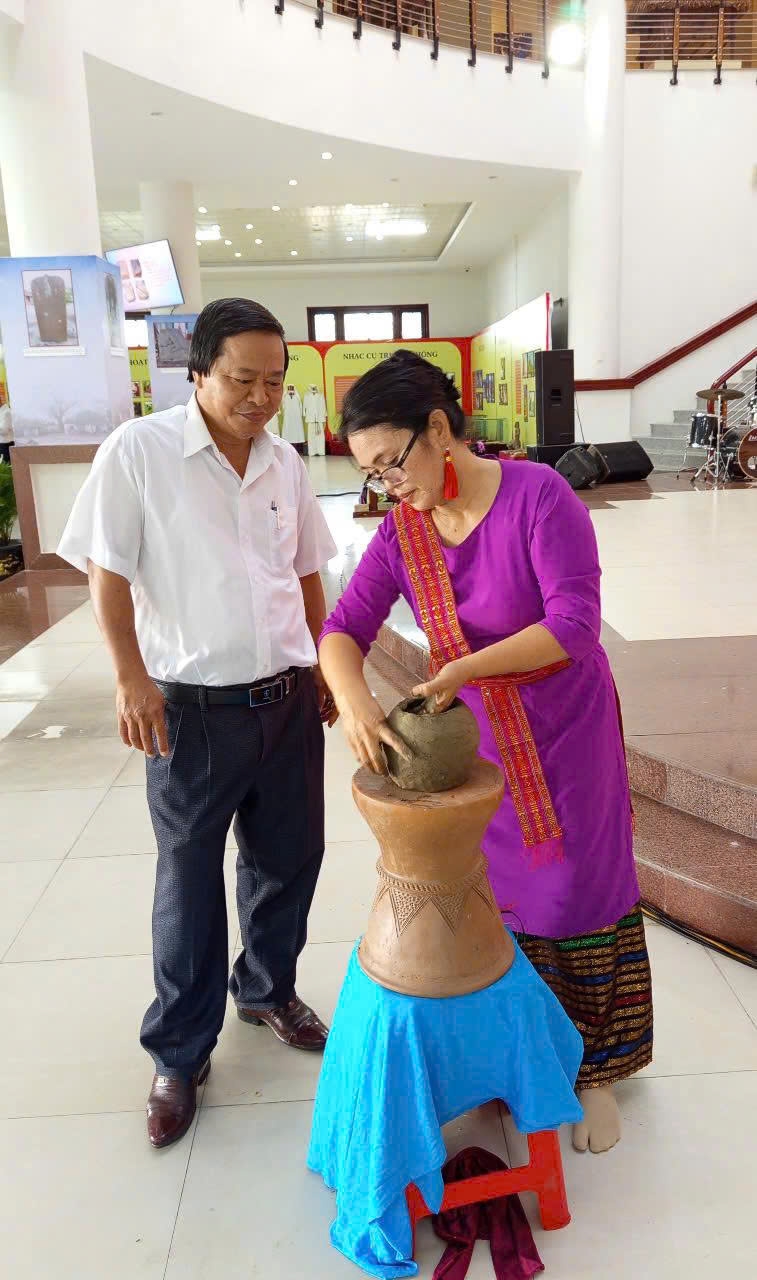 Nghệ nhân Châu Thị Trình (55 tuổi) trình diễn nghề truyền thống gốm Bàu Trúc, xã Phước Dân, huyện Ninh Phước, tỉnh Ninh Thuận.