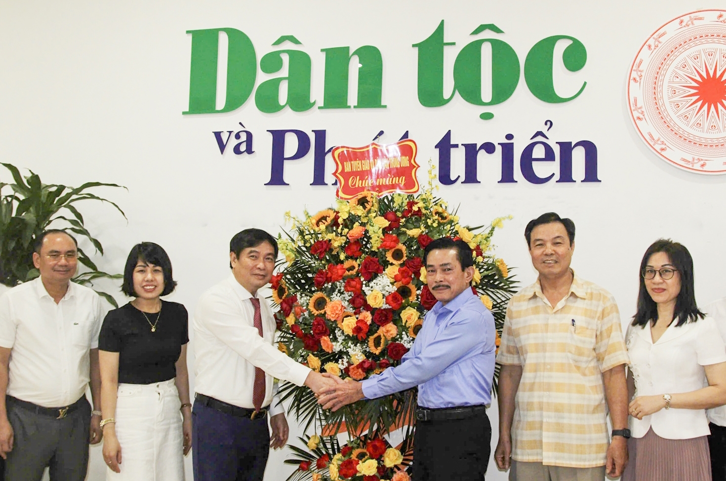Ông Phan Xuân Thủy tặng hoa chúc mừng Báo Dân tộc và Phát triển