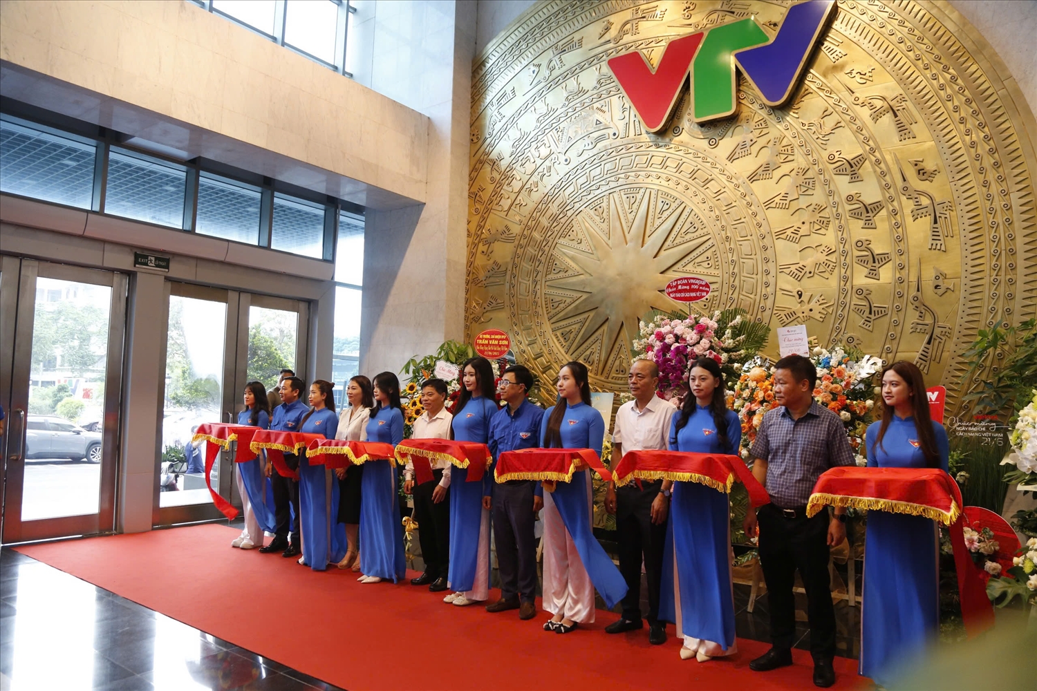 Các đại biểu cắt băng khai mạc Triển lãm ảnh tác nghiệp chào mừng ngày Báo chí Cách mạng Việt Nam