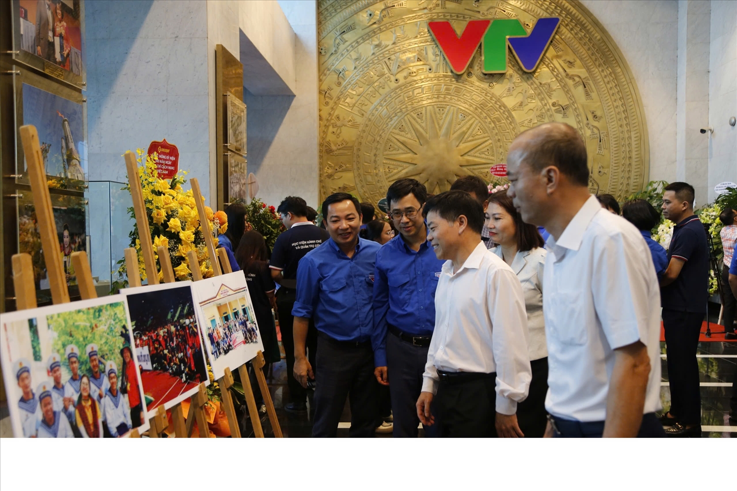 Những bức ảnh khắc họa lao động sáng tạo của người làm báo thu hút sự quan tâm của các đại biểu, khách tham quan