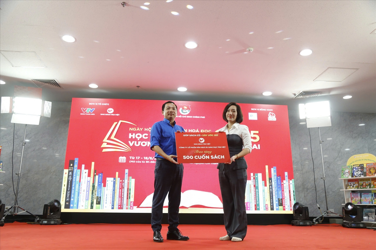 Các đơn vị xuất bản, nhà sách trao tặng sách mới để xây dựng “Tủ sách thanh niên” ủng hộ nhân dân và thiếu nhi vùng cao