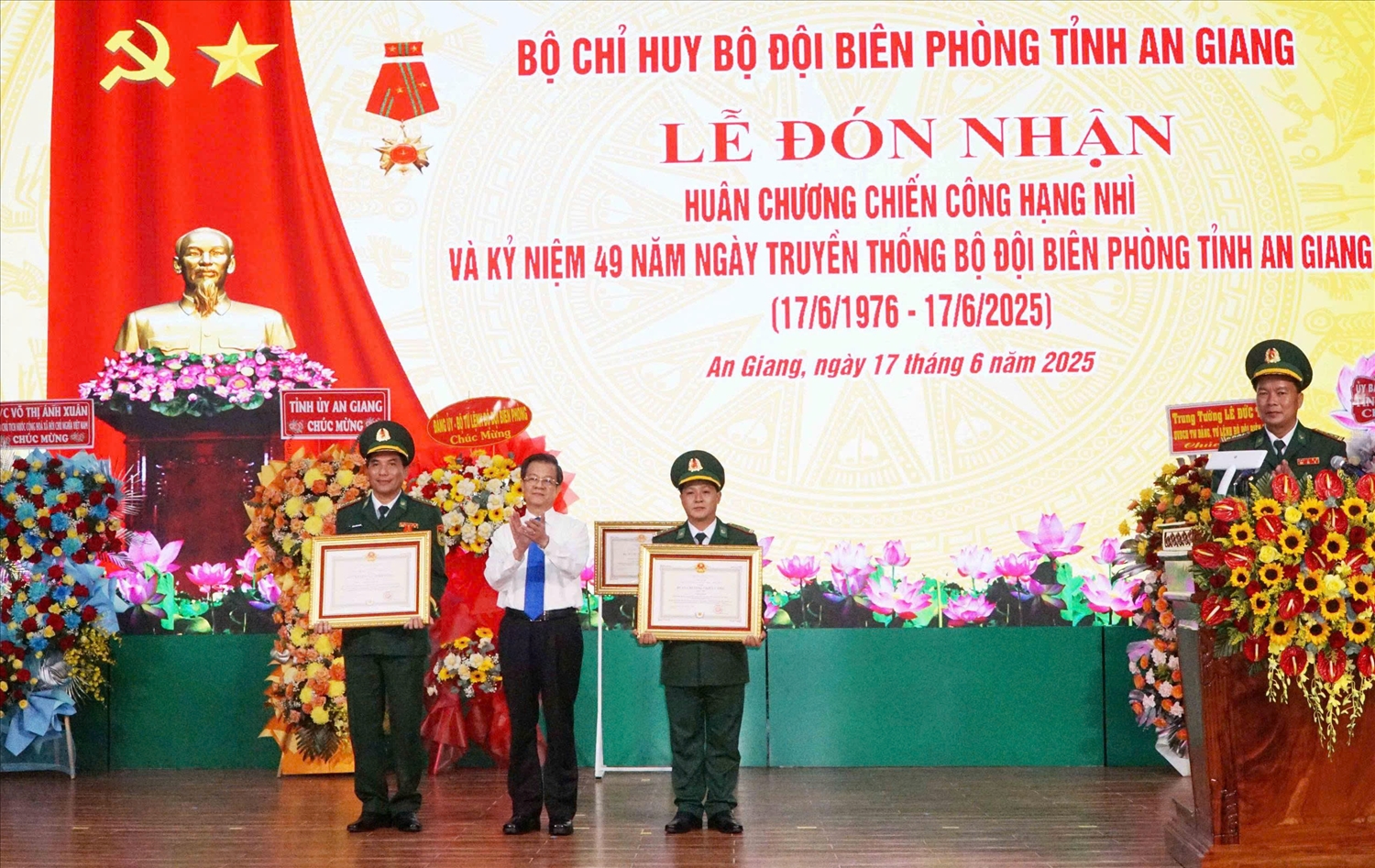 Bí thư Tỉnh uỷ An Giang Lê Hồng Quang trao Huân chương Chiến công hạng Nhì cho 2 cá nhân