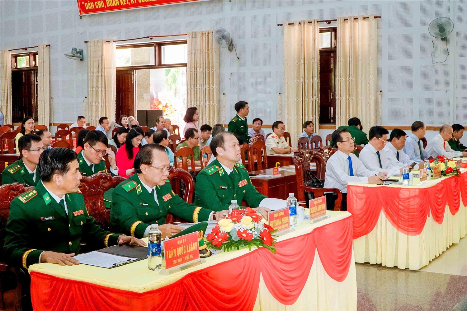 Các đại biểu dự lễ đón nhận Huân chương Chiến công hạng Nhì và kỷ niệm 49 năm Ngày truyền thống của Bộ Chỉ huy BĐBP An Giang 