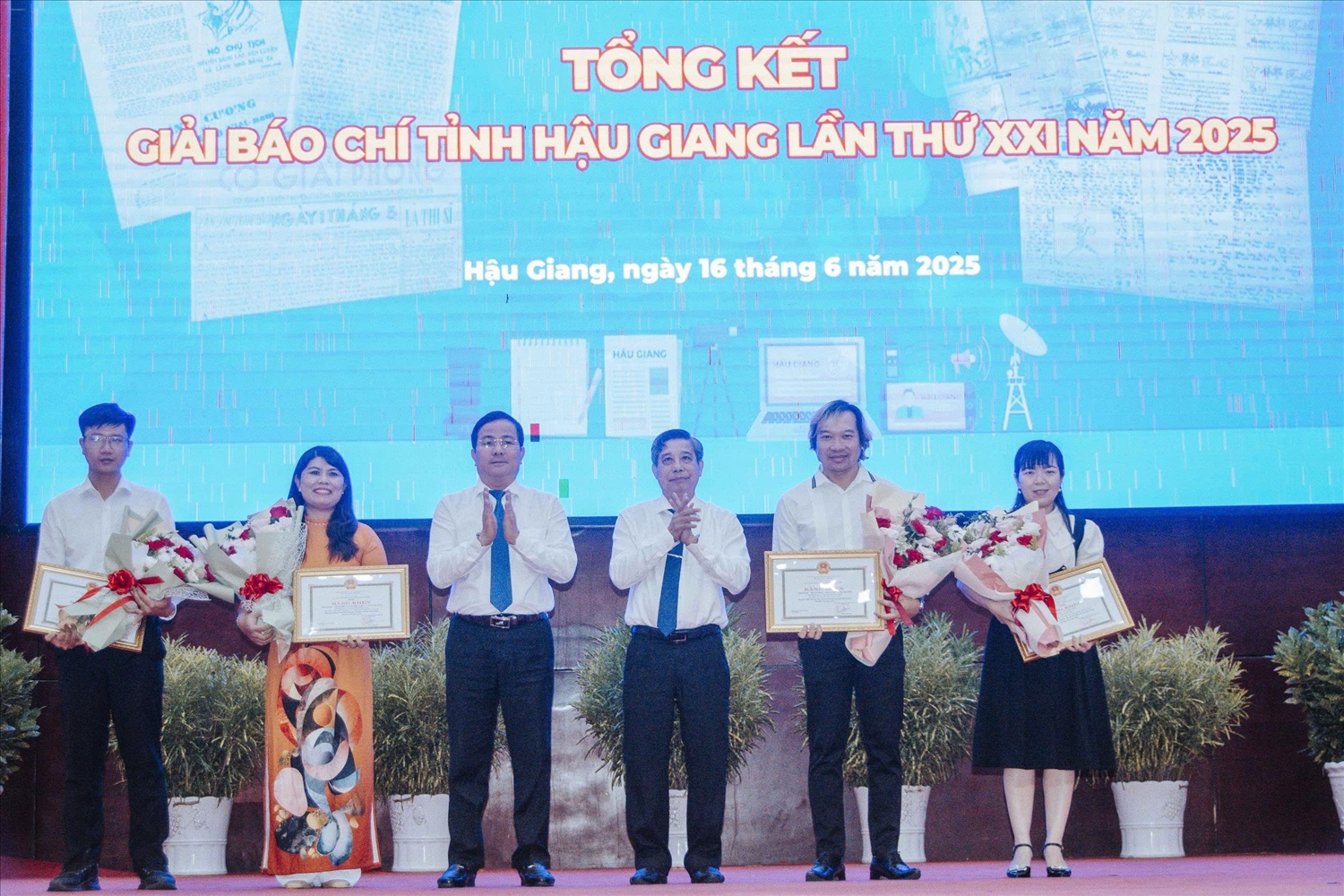 Ông Đồng Văn Thanh ( đứng thứ 3 từ phải qua), Bí thư Tỉnh uỷ và ông Trần Văn Huyến, Chủ tịch UBND tỉnh Hậu Giang trao bằng khen đến các tác giả đạt giải cao tại Giải báo chí tỉnh Hậu Giang lần thứ XXI năm 2025