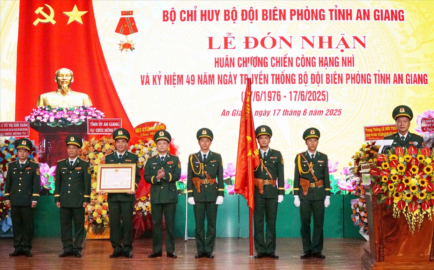 Trung tướng Nguyễn Anh Tuấn, Chính uỷ BĐBP trao Huân chương Chiến công hạng Nhì cho tập thể BĐBP An Giang 