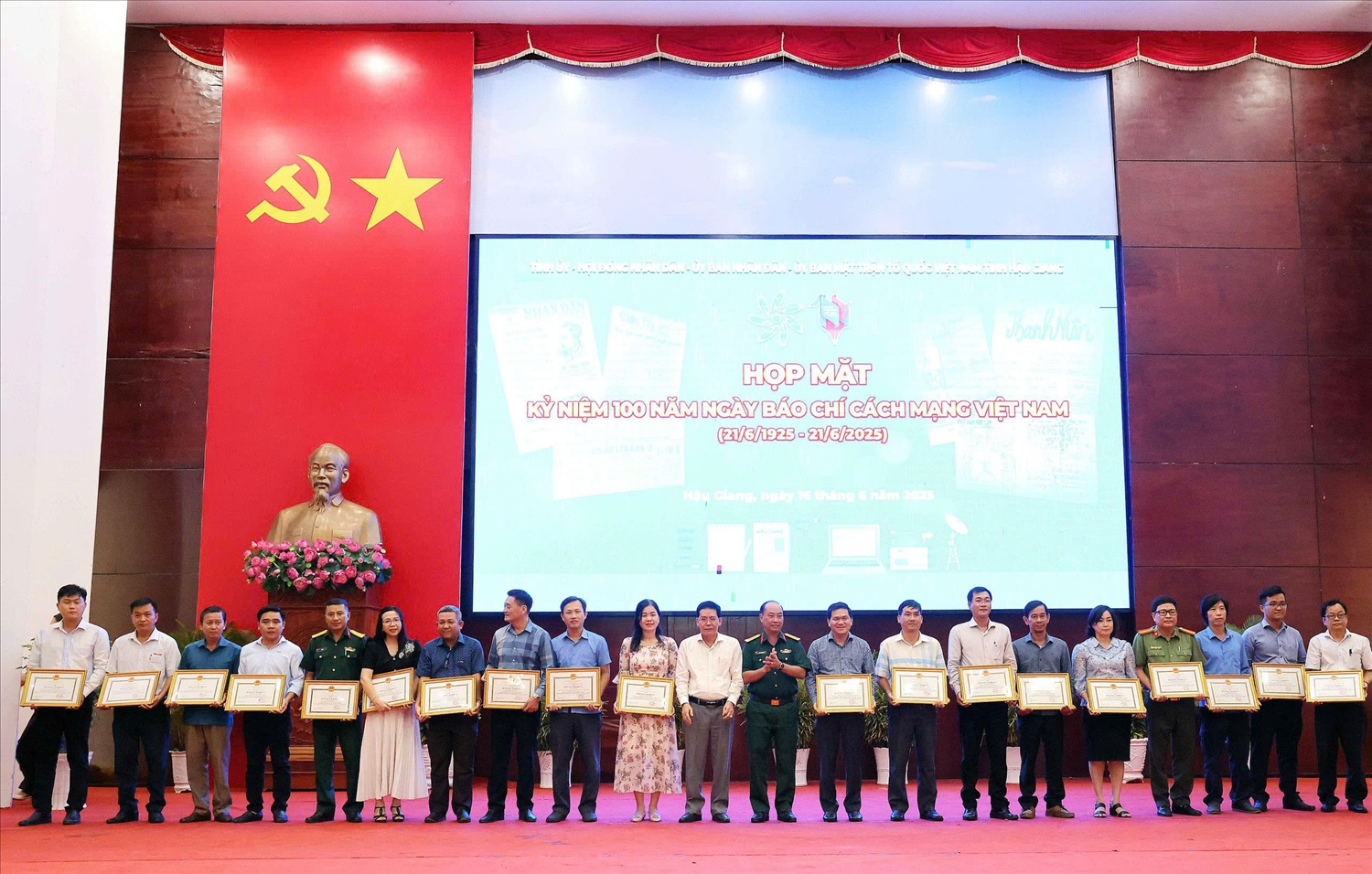 Lãnh đạo tỉnh Hậu Giang trao Bằng khen của Chủ tịch UBND tỉnh đến các tập thể và cá nhân 