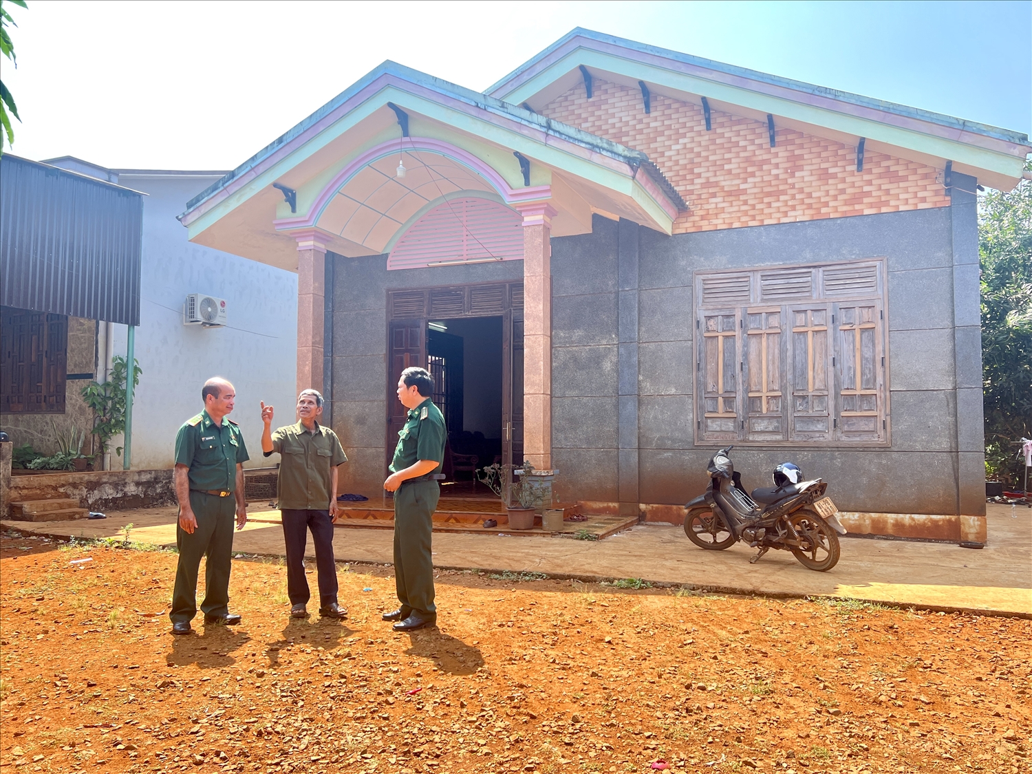 Các chiến sĩ, cán bộ Đồn Biên phòng Ia Pnôn tuyên truyền vận động, hỗ trợ người dân làng Triêl yên tâm làm ăn, phát triển kinh tế