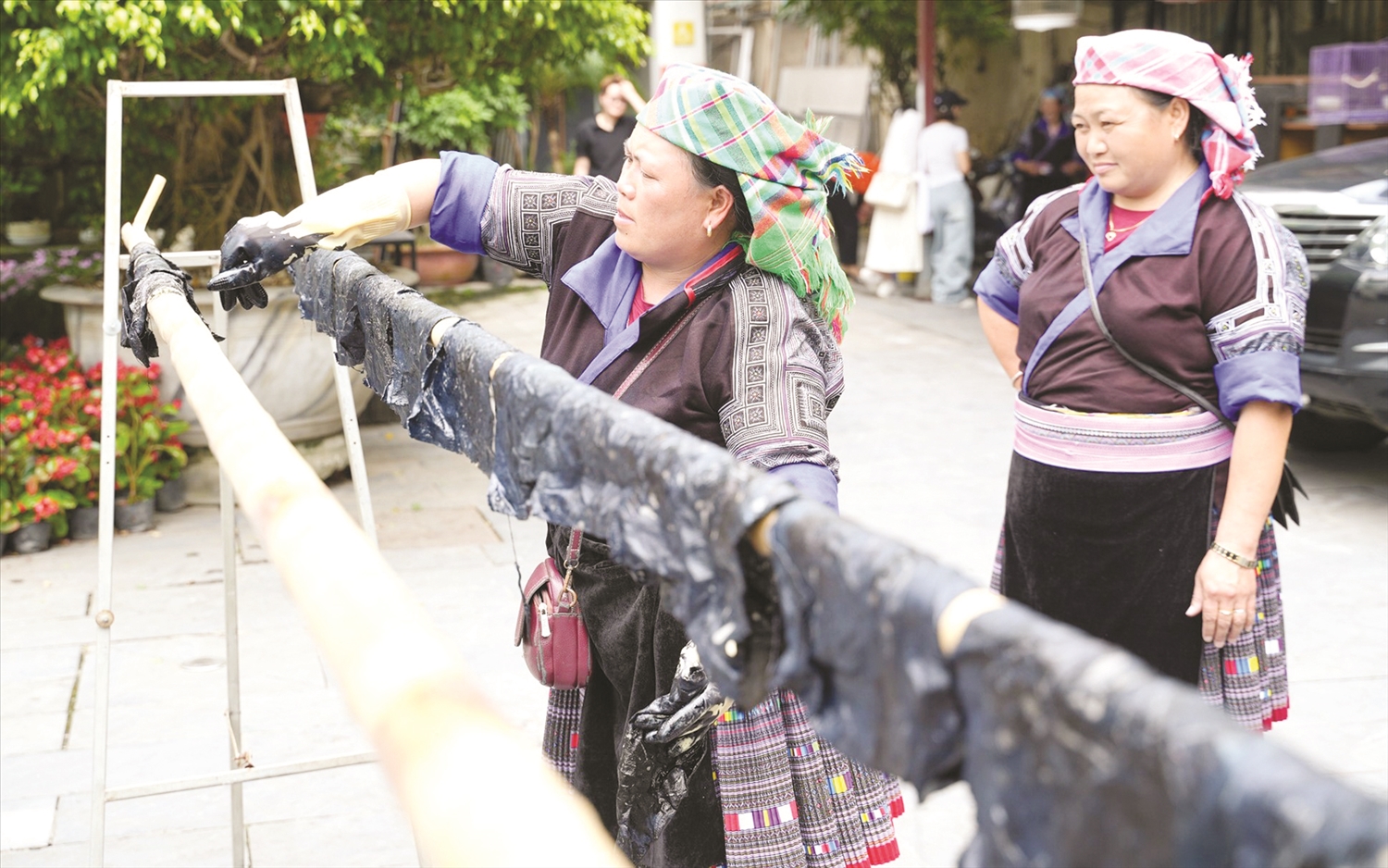 Nhuộm chàm và phơi vải