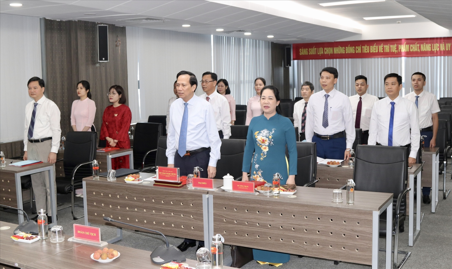 Các đại biểu thực hiện nghi lễ chào cờ tại Đại hội