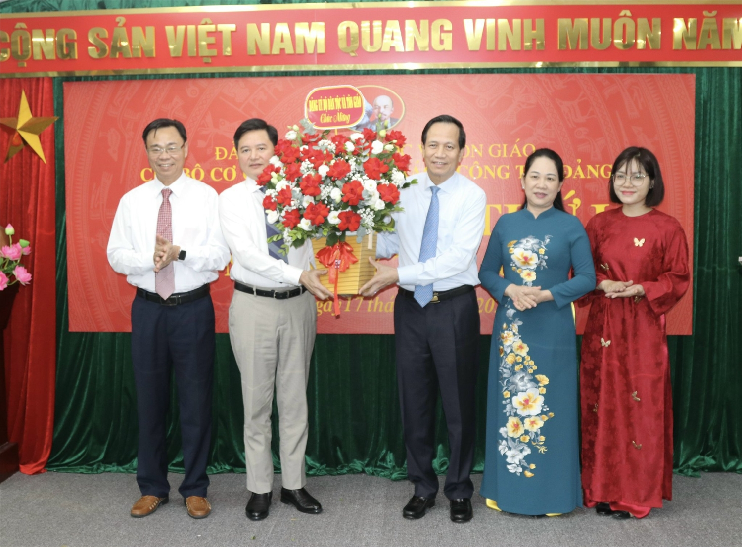 Uỷ viên Ban Chấp hành Trung ương Đảng, Bí thư Đảng ủy, Bộ trưởng Bộ Dân tộc và Tôn giáo Đào Ngọc Dung tặng hoa chúc mừng Đại hội.