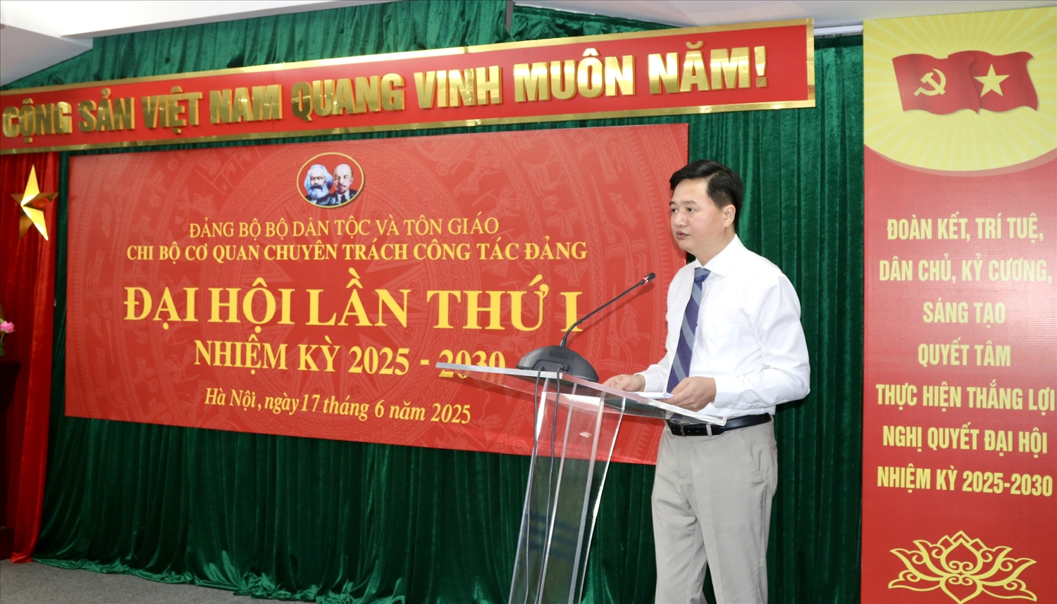 Ông Cầm Văn Thanh, Bí thư Chi bộ phát biểu tại Đại hội