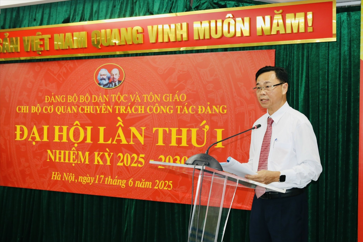 Ông Lưu Xuân Thủy, Phó Bí thư Chi bộ báo cáo tại Đại hội