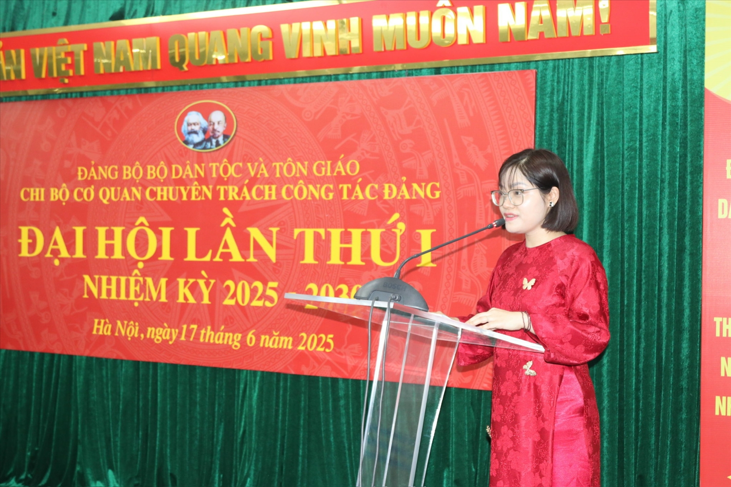 Đồng chi Đinh Thị Phúc, Chi ủy viên Chi bộ báo cáo tại Đại hội
