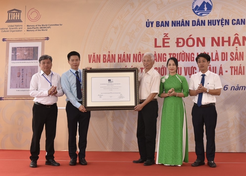 Đại diện UBND xã Kim Song Trường và đại diện các dòng họ đón Bằng công nhận Văn bản Hán Nôm làng Trường Lưu là di sản tư liệu Chương trình ký ức thế giới khu vực Châu Á - Thái Bình Dương.