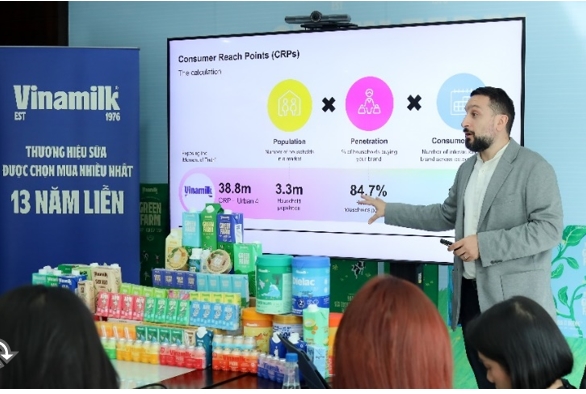 Ông Peter Christou - Tổng giám đốc Kantar Vietnam, Worldpanel Division - chia sẻ về kết quả của báo cáo Dấu chân thương hiệu. (Ảnh: Nguyên Phương)