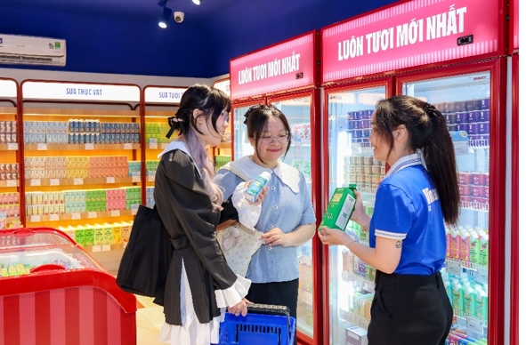 Đổi mới ấn tượng, “bắt sóng” giới trẻ, Vinamilk được nhóm khách hàng trẻ chú ý và yêu thích. (Ảnh: Nguyên Phương)