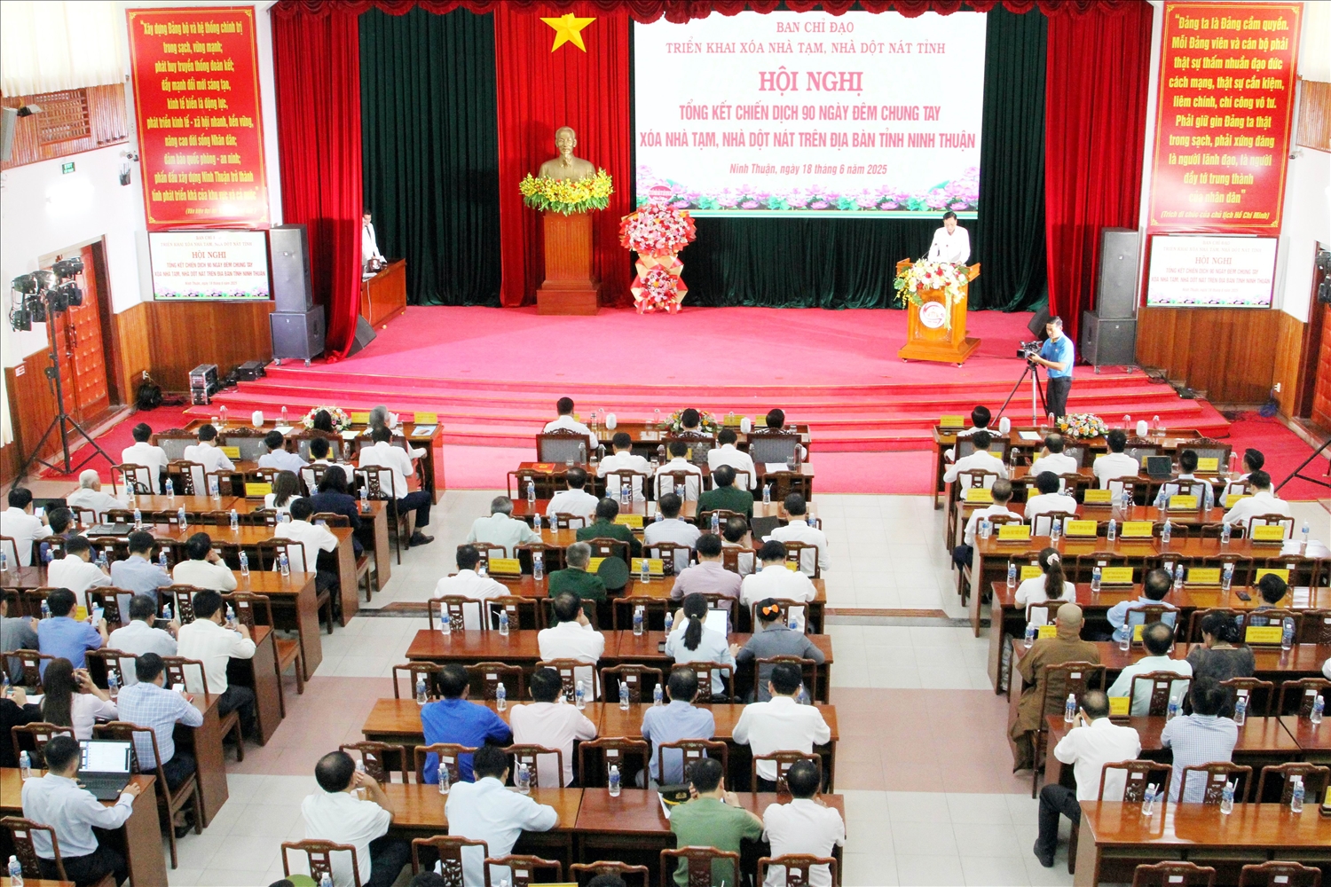 Toàn cảnh Hội nghị tổng kết chiến dịch 90 ngày đêm chung tay xóa nhà tạm, nhà dột nát trên địa bàn tỉnh.