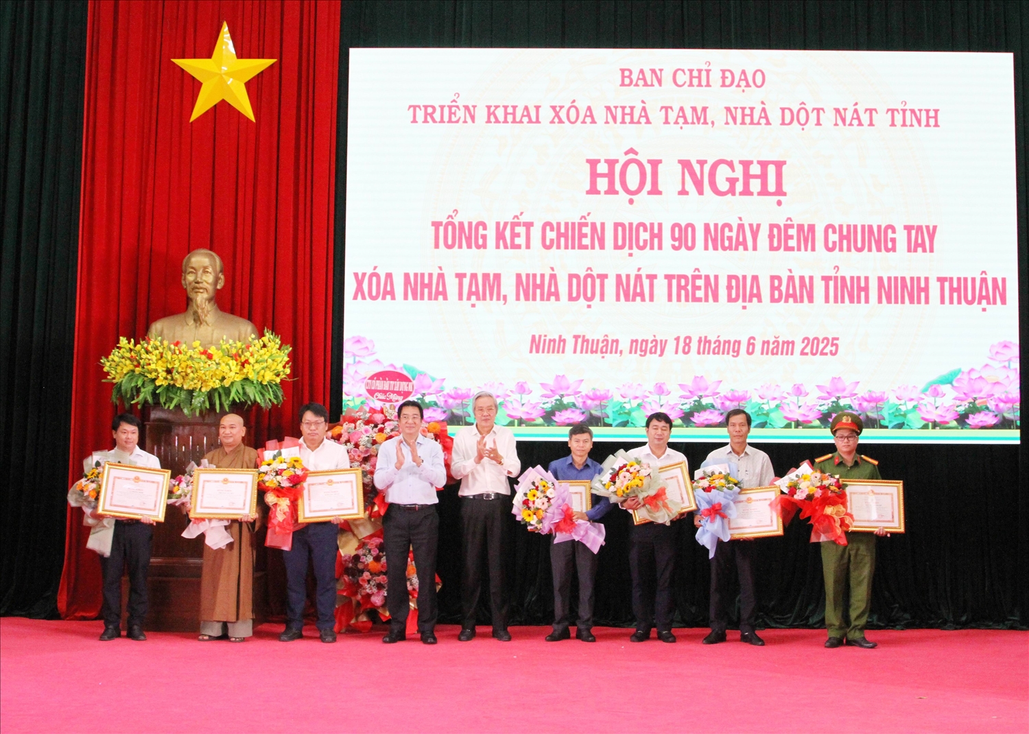 Ông Lê Văn Bình, Chủ tịch Ủy ban MTTQ Việt tỉnh và ông Nguyễn Long Biên, Phó Chủ tịch UBND tỉnh tặng Bằng khen và hoa các cá nhân đạt thành tích xuất sắc trong Phong trào thi đua “Chung tay xóa nhà tạm, nhà dột nát trên phạm vi cả nước năm 2025” trên địa bàn tỉnh Ninh Thuận.