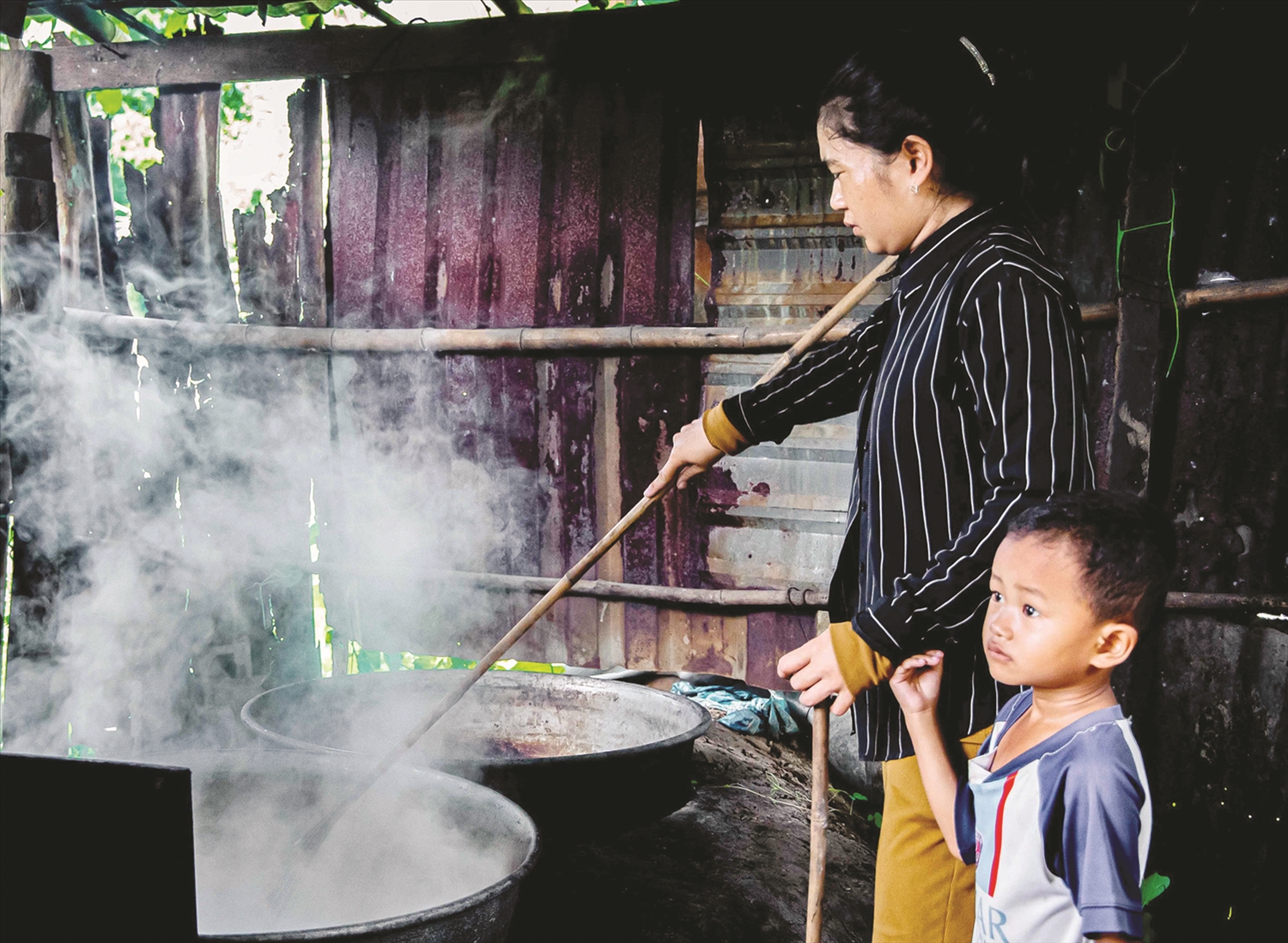Chị Néang Sô Pha, ấp Ninh Hòa, xã An Tức đang nấu đường thốt nốt.