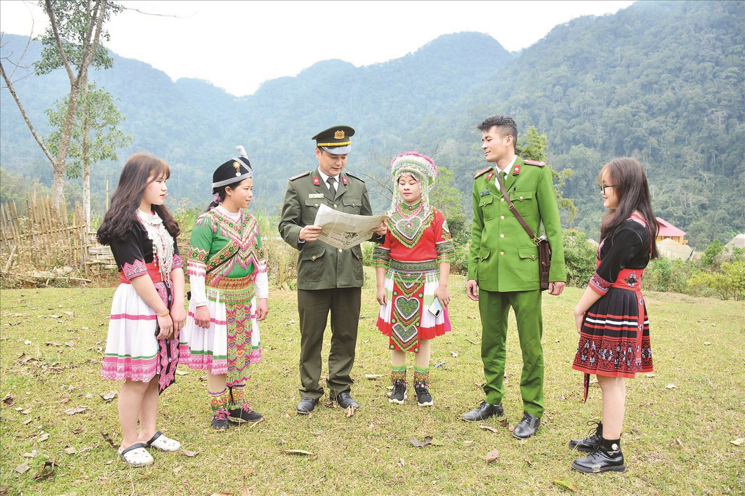 Cán bộ Công an tỉnh Tuyên Quang hỗ trợ đồng bào Mông tại thôn Khuổi Thít, xã Kiến Thiết, huyện Yên Sơn, tỉnh Tuyên Quang tiếp cận thông tin qua các ấn phẩm báo chí.