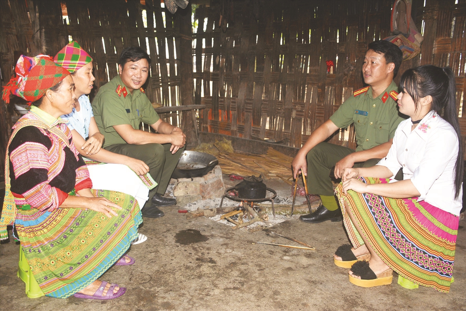 Cán bộ Công an tỉnh Tuyên Quang cùng đại diện chính quyền cơ sở tuyên truyền, phổ biến pháp luật về tôn giáo và chính sách dân tộc của Đảng, Nhà nước cho đồng bào Mông tại thôn Nà Mộ, xã Hùng Lợi, huyện Yên Sơn, tỉnh Tuyên Quang 