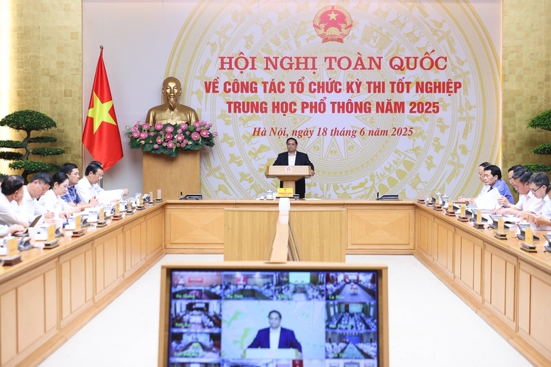Về quan điểm về tổ chức Kỳ thi tốt nghiệp THPT năm 2025, Thủ tướng chỉ rõ quan điểm chung là: ""Lấy thí sinh làm trung tâm, chủ thể - Thầy cô giáo là động lực - Nhà trường làm bệ đỡ - Gia đình là điểm tựa - Xã hội là nền tảng" - Ảnh: VGP/Nhật Bắc