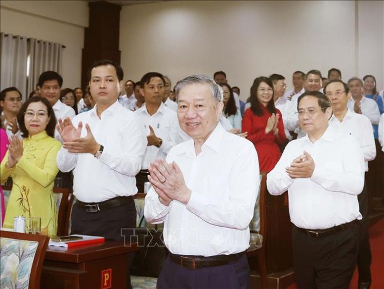 Tổng Bí thư Tô Lâm, Thủ tướng Phạm Minh Chính cùng đoàn công tác Trung ương đến dự buổi làm việc. Ảnh: TTXVN