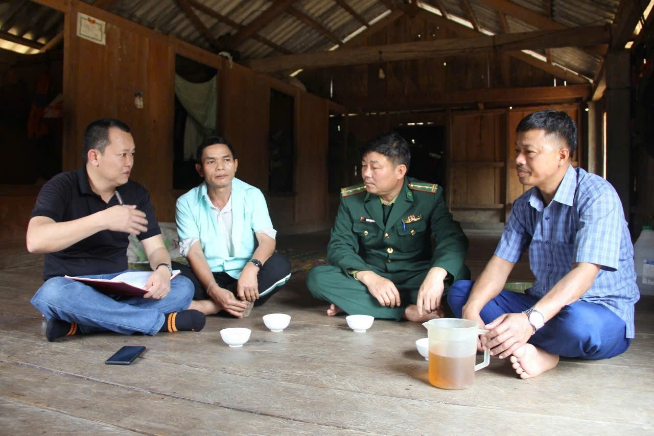 Phóng Viên Phạm Xuân Tiến (Báo Dân tộc và Phát triển) trao đổi thông tin với cán bộ cơ sở tại bản Dộ - Tà Vờng, xã Trọng Hóa, huyện Minh Hóa (Quảng Bình)