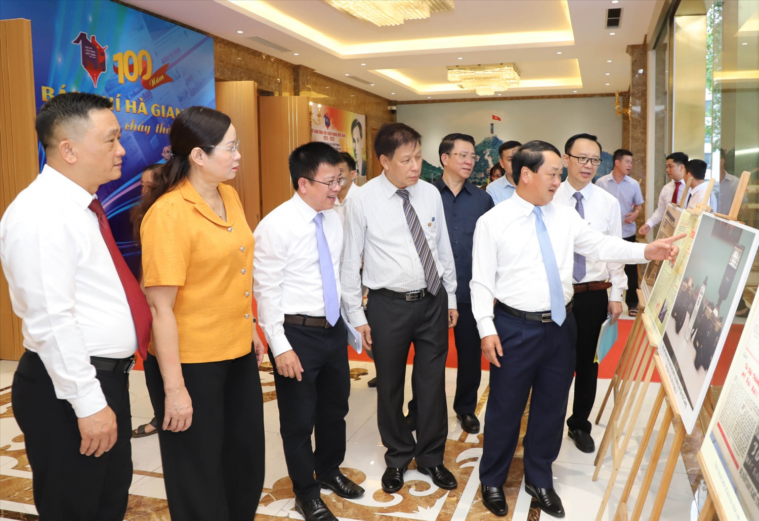 Bí thư Tỉnh ủy Hà Giang Hầu A Lềnh tham quan gian trưng bày ảnh báo chí với chủ đề “Báo chí Hà Giang giữa dòng chảy thời đại”
