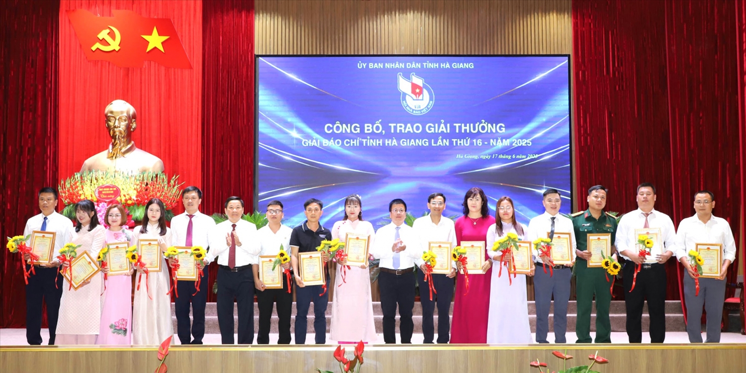 Ban tổ chức trao giải các loại hình báo chí cho các tác giả đoạt giải