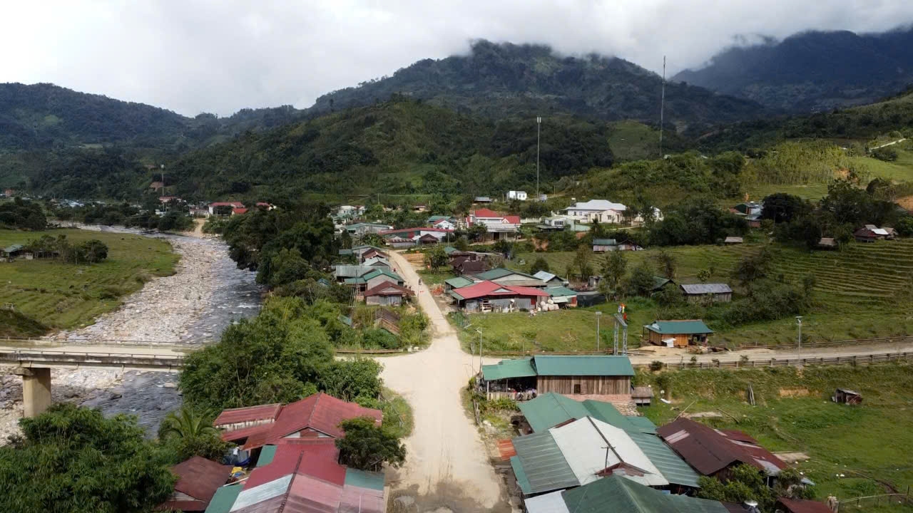 Nhờ thay đổi nếp nghĩ, cách làm đời sống của đồng bào Xơ Đăng ở thôn Làng Mới từng ngày đổi thay