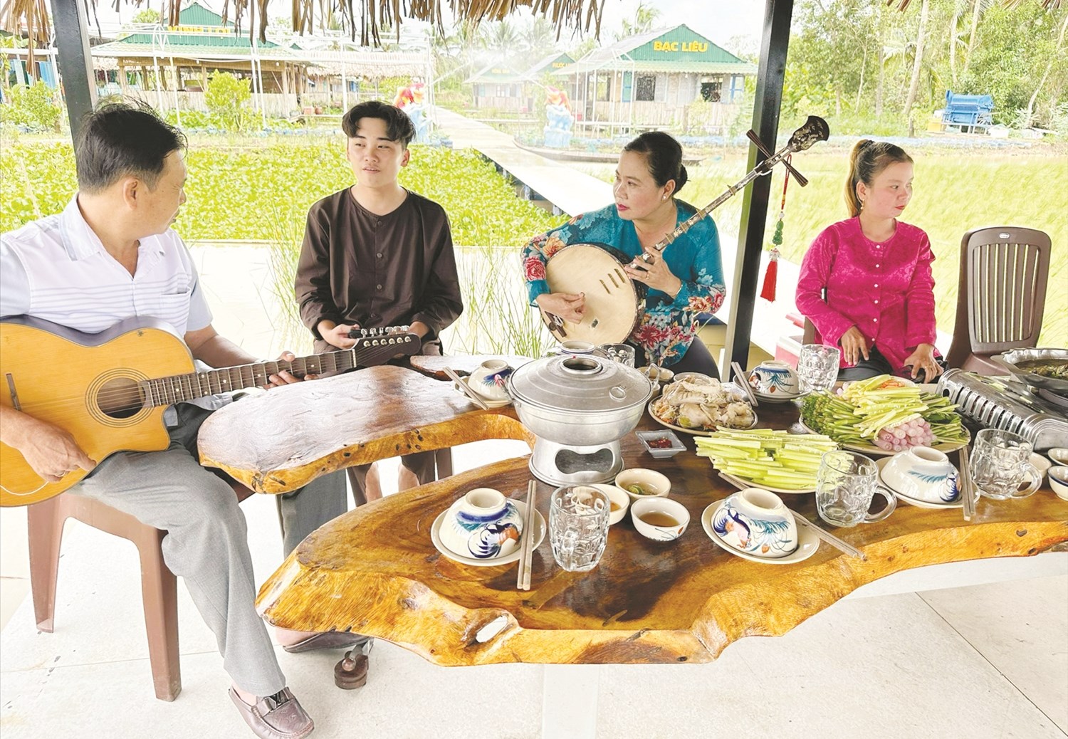  Đờn ca tài tử phục vụ khách tham quan du lịch sinh thái tại Cánh đồng cậu Ba tỉnh Bạc Liêu