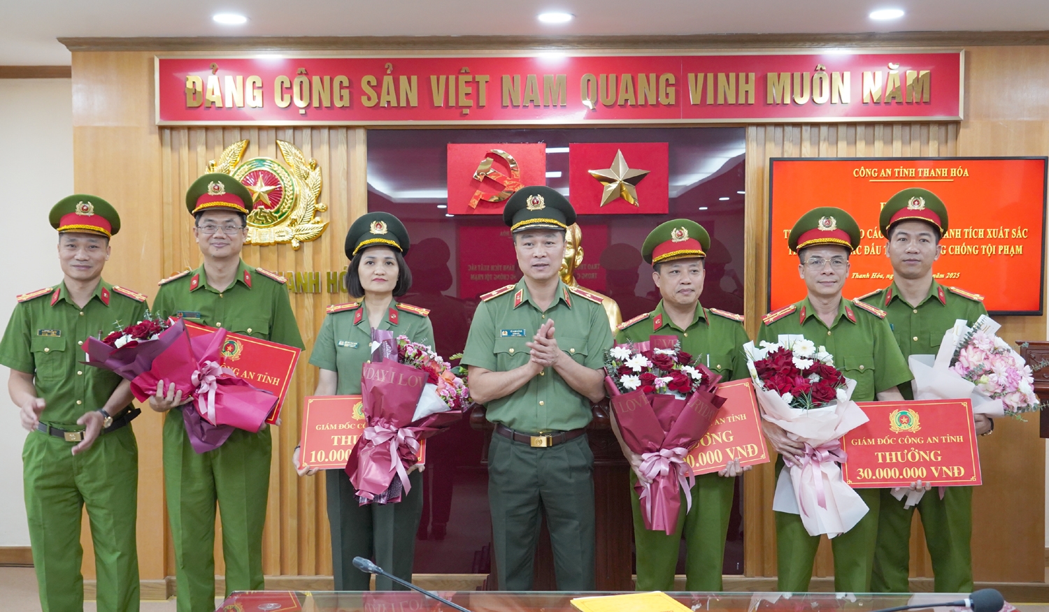 Thiếu tướng Tô Anh Dũng, Giám đốc Công an tỉnh Thanh Hóa trao thưởng cho các đơn vị có thành tích xuất sắc trong công tác đấu tranh phòng, chống tội phạm.