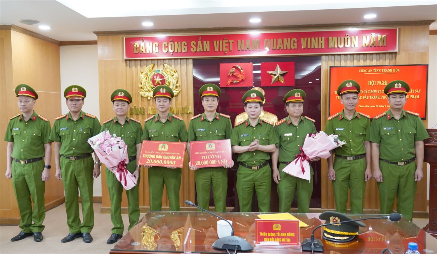 Đại tá Trịnh Văn Giang, Phó Giám đốc - Thủ trưởng Cơ quan Cảnh sát điều tra Công an tỉnh trao thưởng cho các đơn vị có thành tích xuất sắc trong công tác đấu tranh phòng, chống tội phạm.