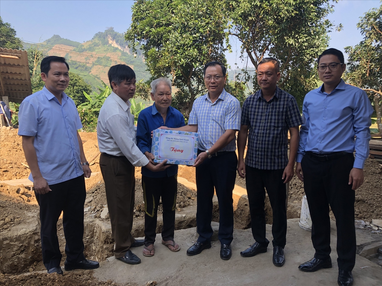 Lãnh đạo tỉnh Lào Cai thường xuyên đến thăm hỏi, động viên người dân trong quá trình thực hiện xóa nhà tạm, nhà dột nát