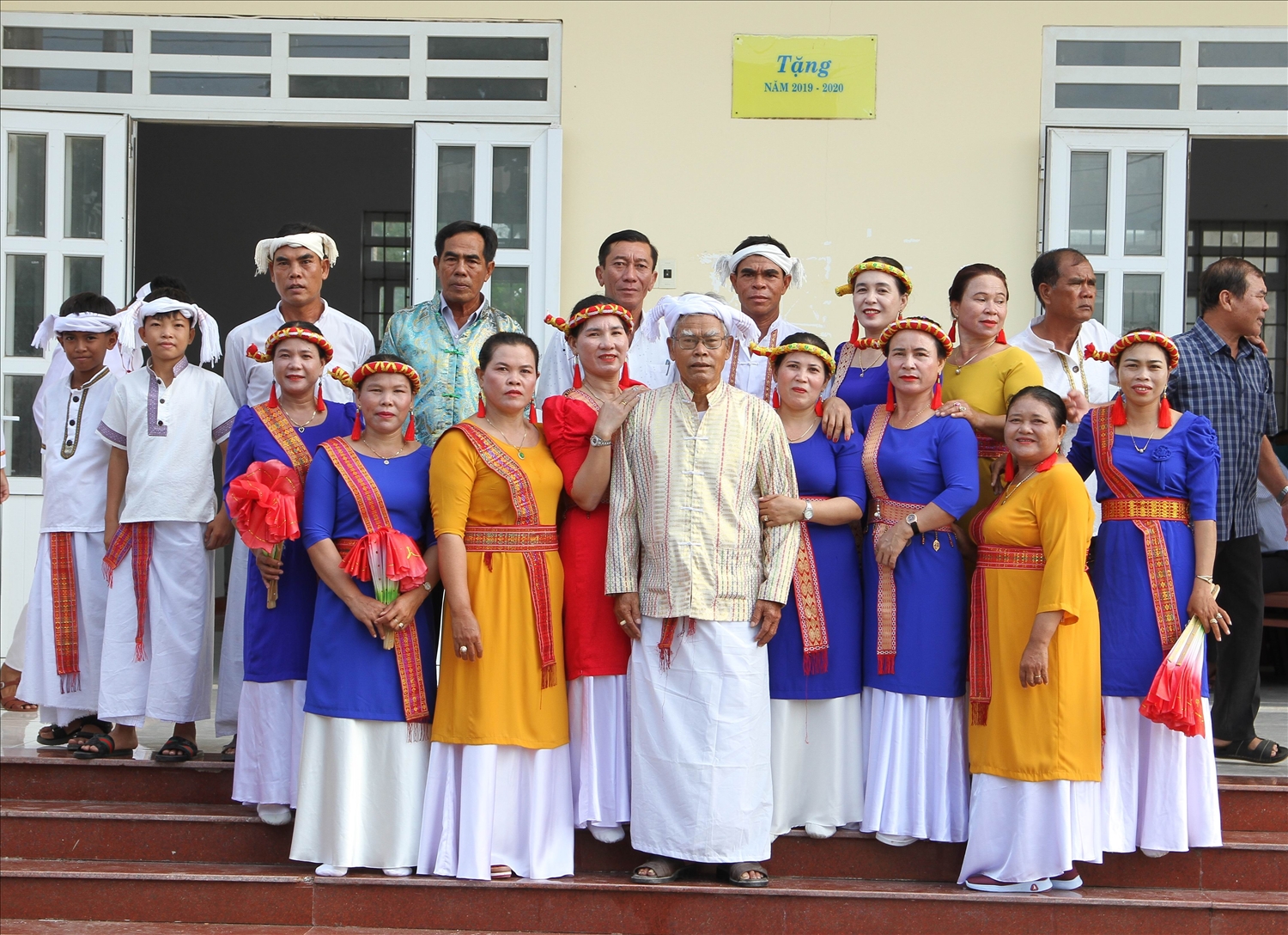 Người có uy tín Phú Bình Đồn ở thôn Tân Bổn, xã Phước Ninh, huyện Thuận Nam tuyên truyền vận động đồng bào Chăm đoàn kết xây dựng địa phương đạt chuẩn xã nông thôn mới.
