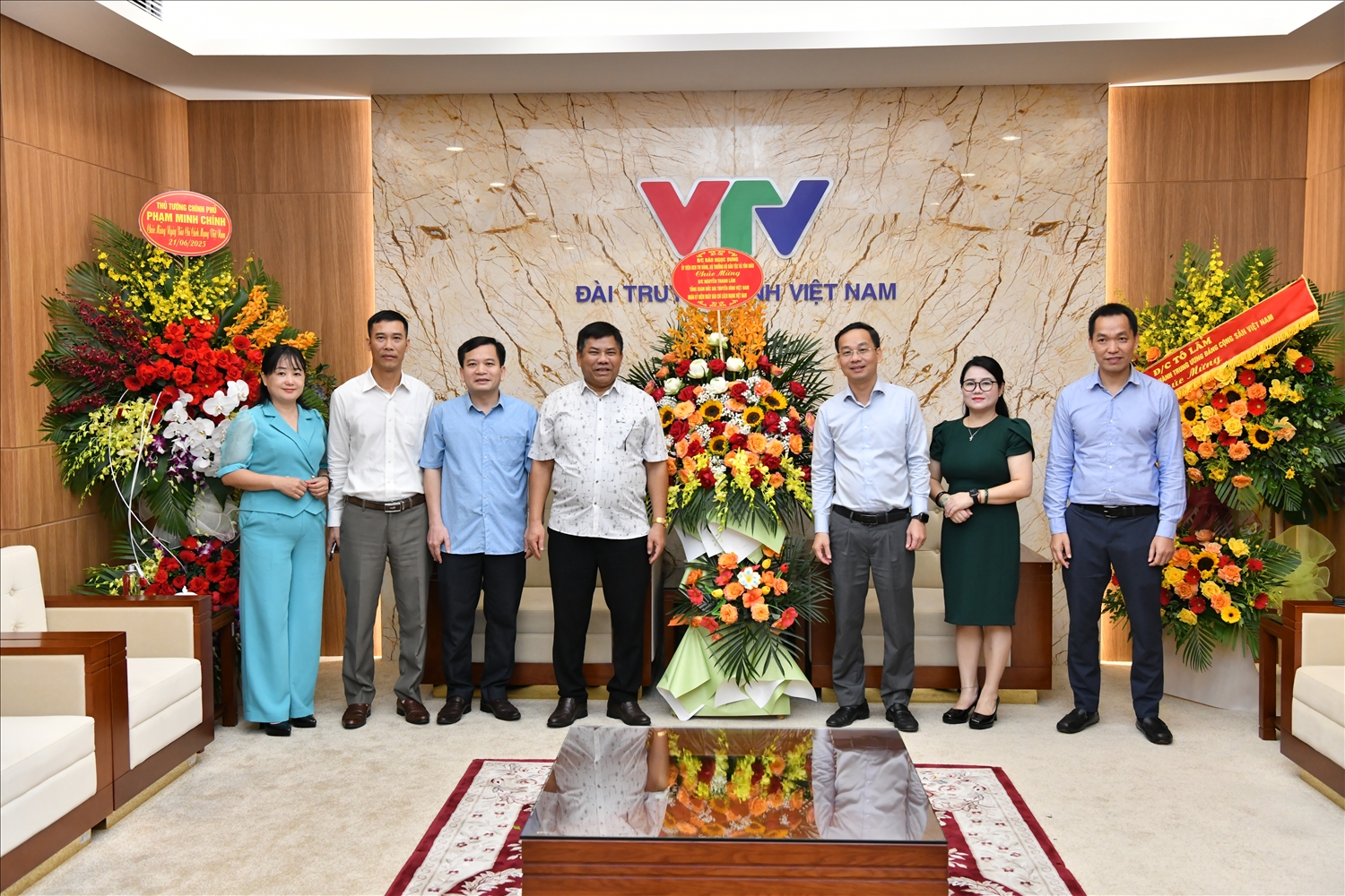 Thứ trưởng Bộ Dân tộc và Tôn giáo Y Thông chúc mừng Đài Truyền hình Việt Nam