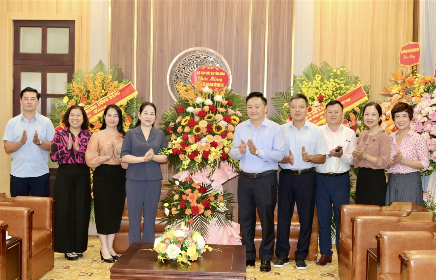 Thứ trưởng Bộ Dân tộc và Tôn giáo Nông Thị Hà chúc mừng Báo Nhân dân