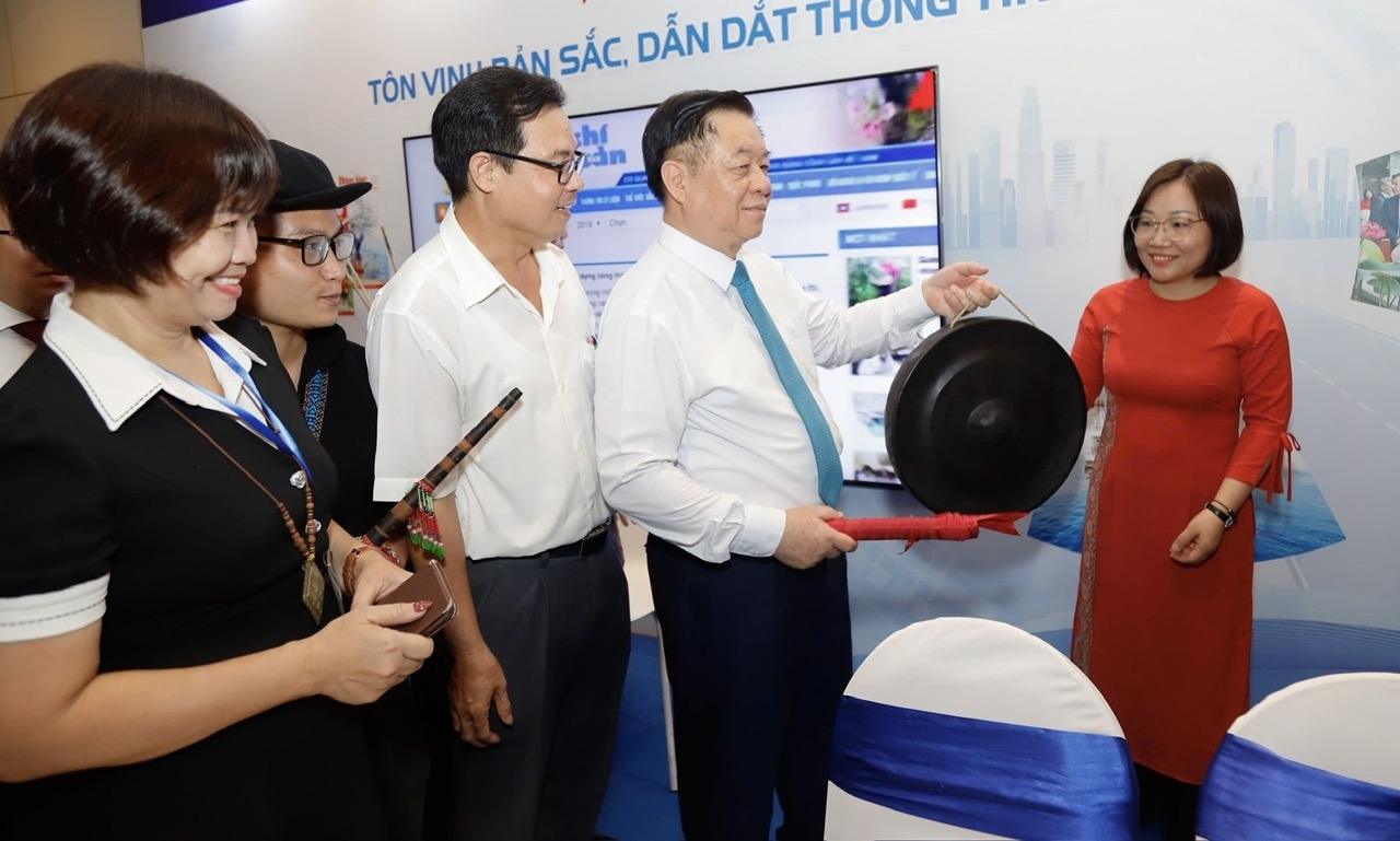 Ông Nguyễn Trọng Nghĩa thăm gian trưng bày của cơ quan báo chí thuộc Bộ Dân tộc và Tôn giáo tại Hội Báo toàn quốc năm 2025 (Ảnh: Tuấn Ninh).