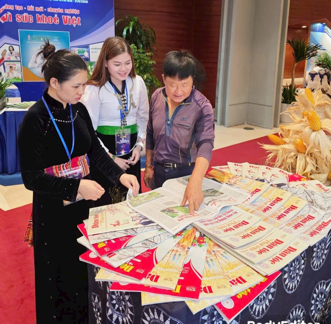 Bạn đọc tìm hiểu thông tin trên số báo Dân tộc và Phát triển cuối tháng.