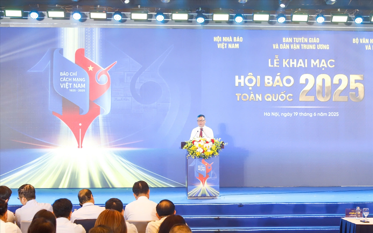 Ông Lê Quốc Minh, Ủy viên Ban Chấp hành Trung ương Đảng, Phó trưởng Ban Tuyên giáo và Dân vận Trung ương, Tổng Biên tập Báo Nhân dân, Chủ tịch Hội Nhà báo Việt Nam; Trưởng Ban Chỉ đạo Hội Báo toàn quốc 2025 phát biểu khai mạc Hội Báo (Ảnh: Tuấn Ninh).