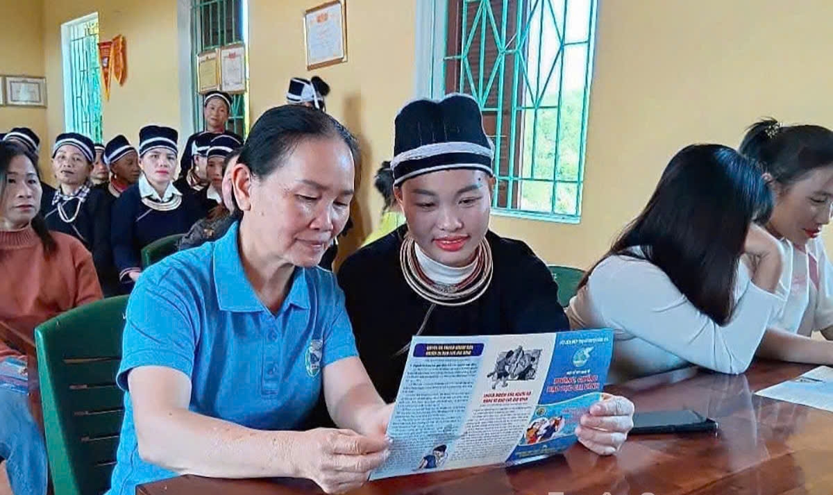 Hội viên phụ nữ thôn 2 Yên Lập, xã Yên Phú (Hàm Yên) đọc tờ gấp truyền thông về phòng, chống bạo lực gia đình.