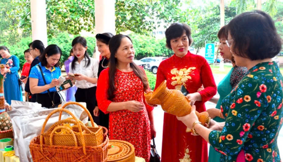 ãnh đạo Hội LHPN tỉnh và Hội LHPN huyện Sơn Dương tuyên truyền về thay đổi khuôn mẫu giới trong việc nhà 