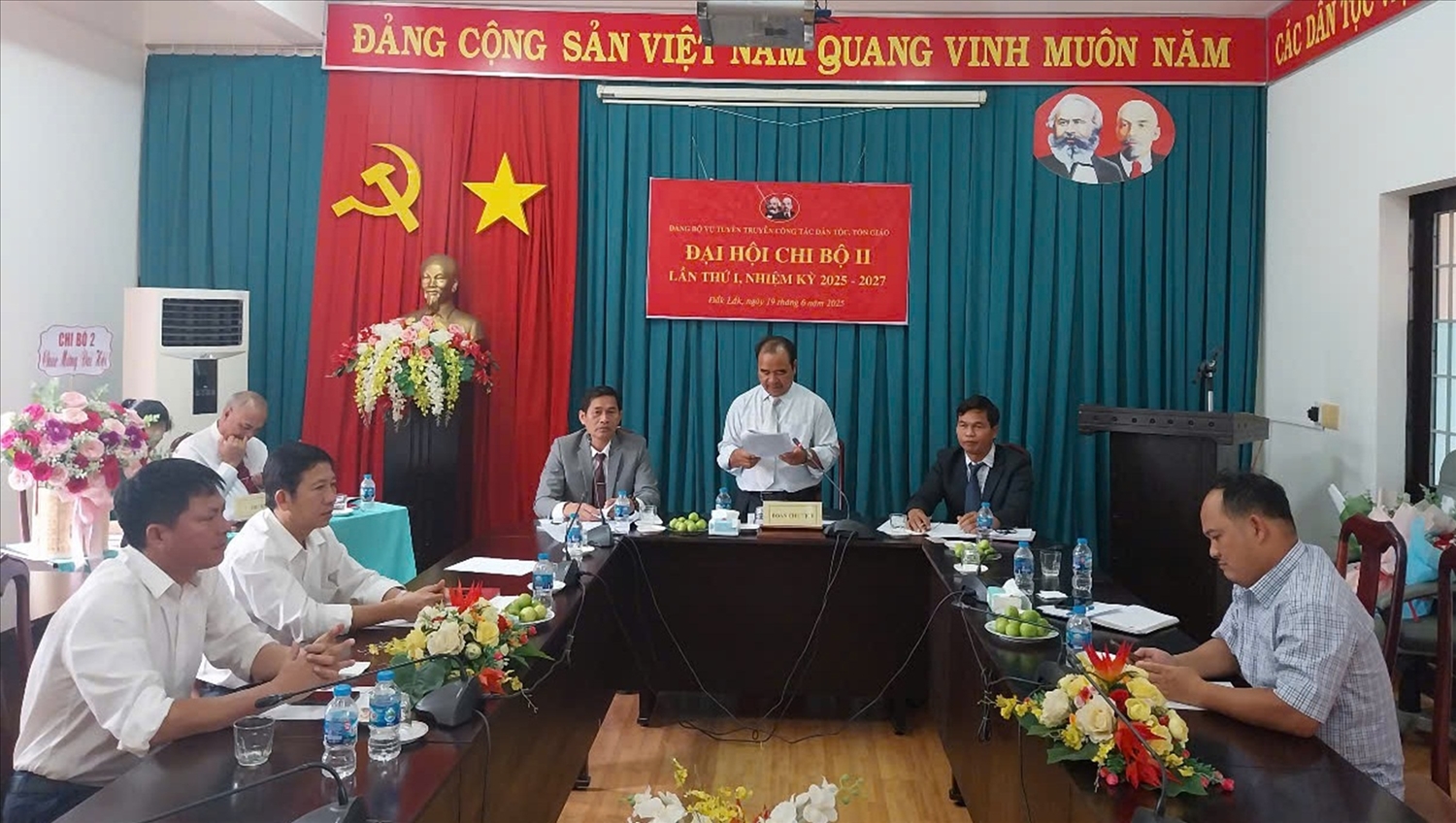 Đồng chí Điểu Mưu - Ủy viên BCH Đảng bộ Vụ, Phó vụ trưởng Vụ Tuyên truyền công tác dân tộc, tôn giáo, Bí Thư Chi bộ 2 phát biểu chỉ đạo Đại hội
